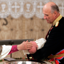 Kong Harald bar Prinsesse Ingrid Alexandra til dåpen (Foto: Tor Richardsen, Scanpix)
